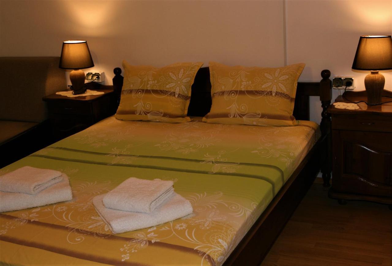 Къща Речен Шепот Hotel คาโลเฟอร์ ภายนอก รูปภาพ