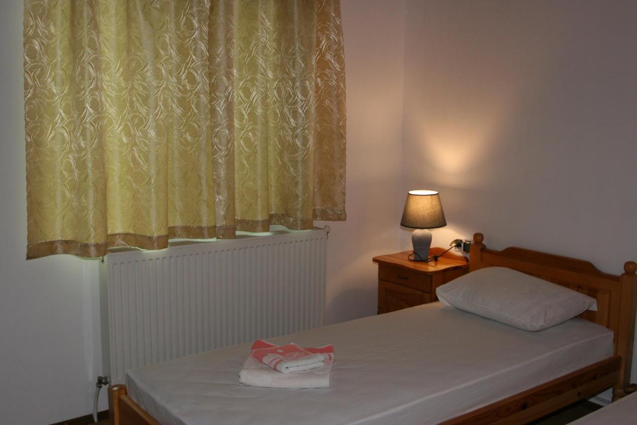 Къща Речен Шепот Hotel คาโลเฟอร์ ภายนอก รูปภาพ