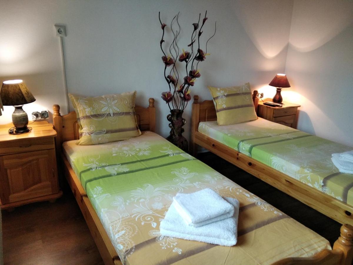 Къща Речен Шепот Hotel คาโลเฟอร์ ภายนอก รูปภาพ
