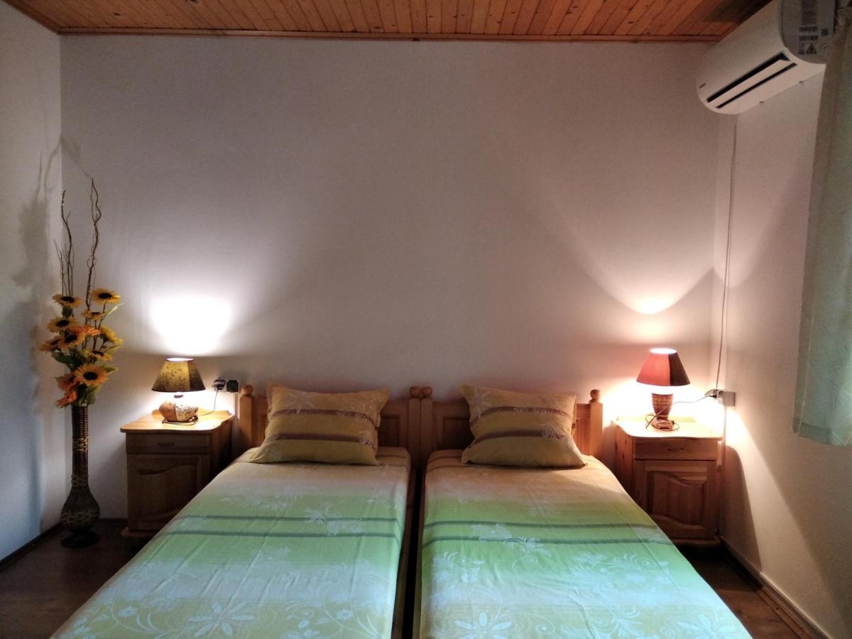 Къща Речен Шепот Hotel คาโลเฟอร์ ภายนอก รูปภาพ