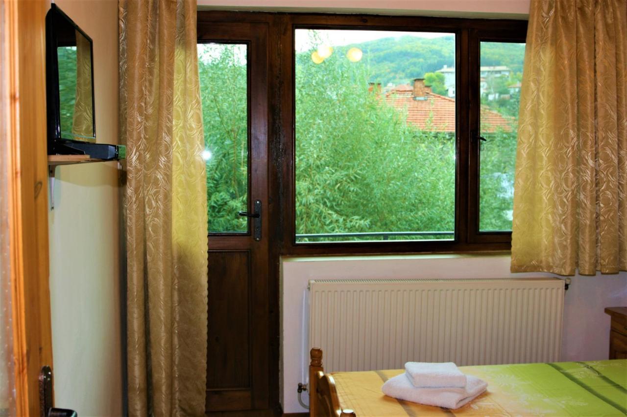 Къща Речен Шепот Hotel คาโลเฟอร์ ภายนอก รูปภาพ