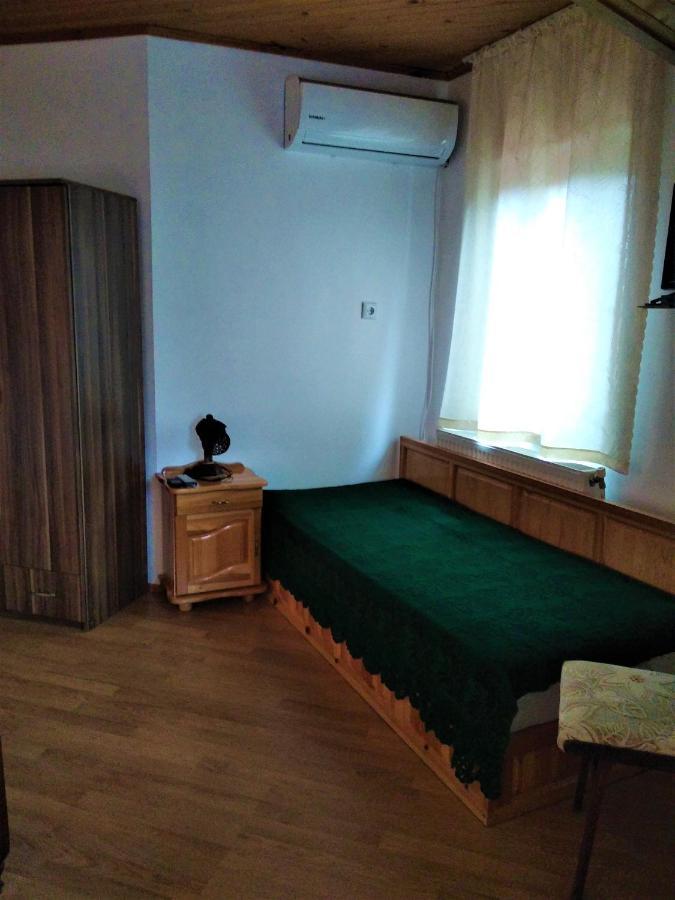 Къща Речен Шепот Hotel คาโลเฟอร์ ภายนอก รูปภาพ